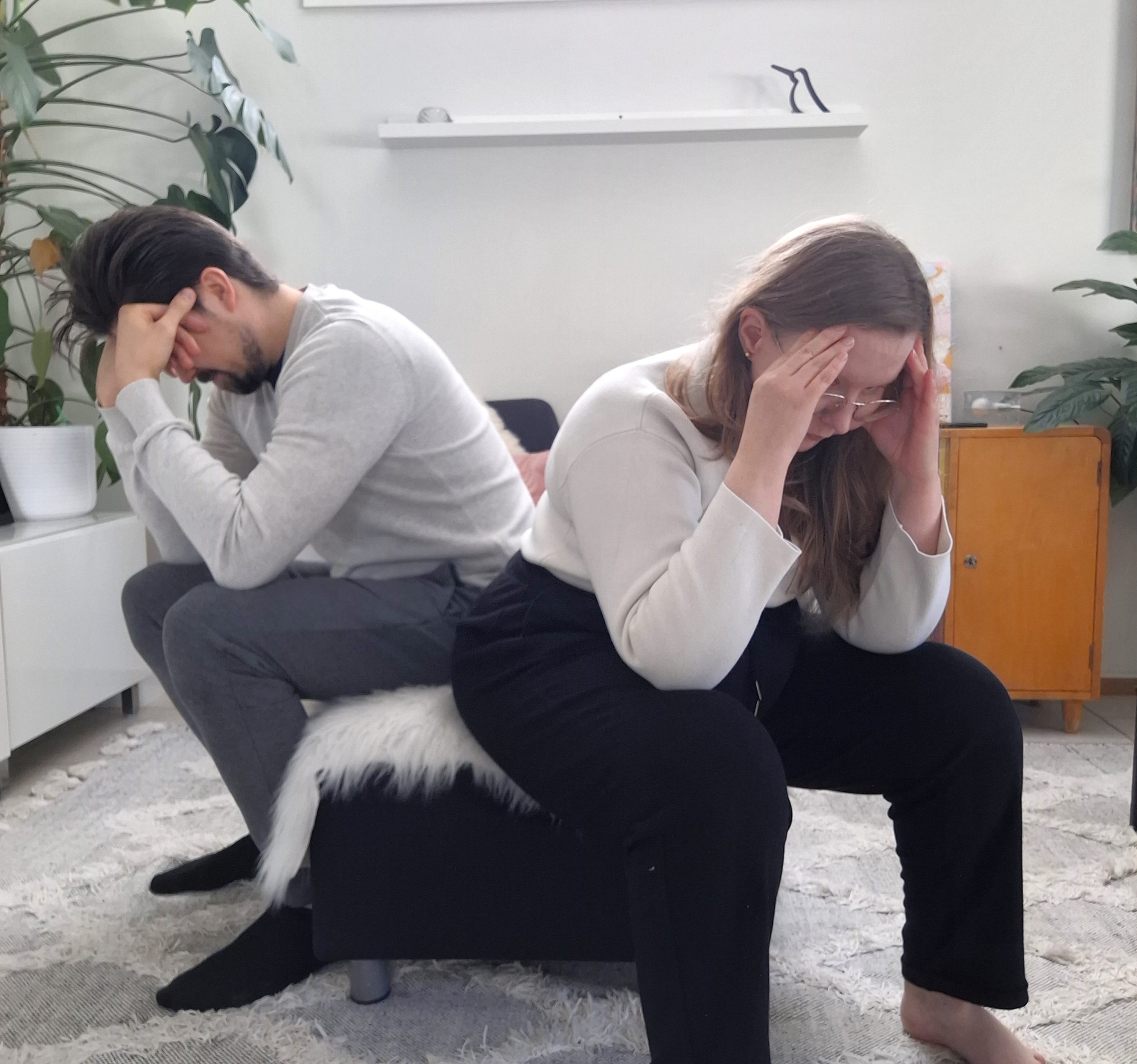 Pettäminen parisuhteessa, Oivallus Akatemia, Hanna Poikkilehto. Kuvassa pariskunta istuu erillään toisistaan surullisina, päät painuksissa.