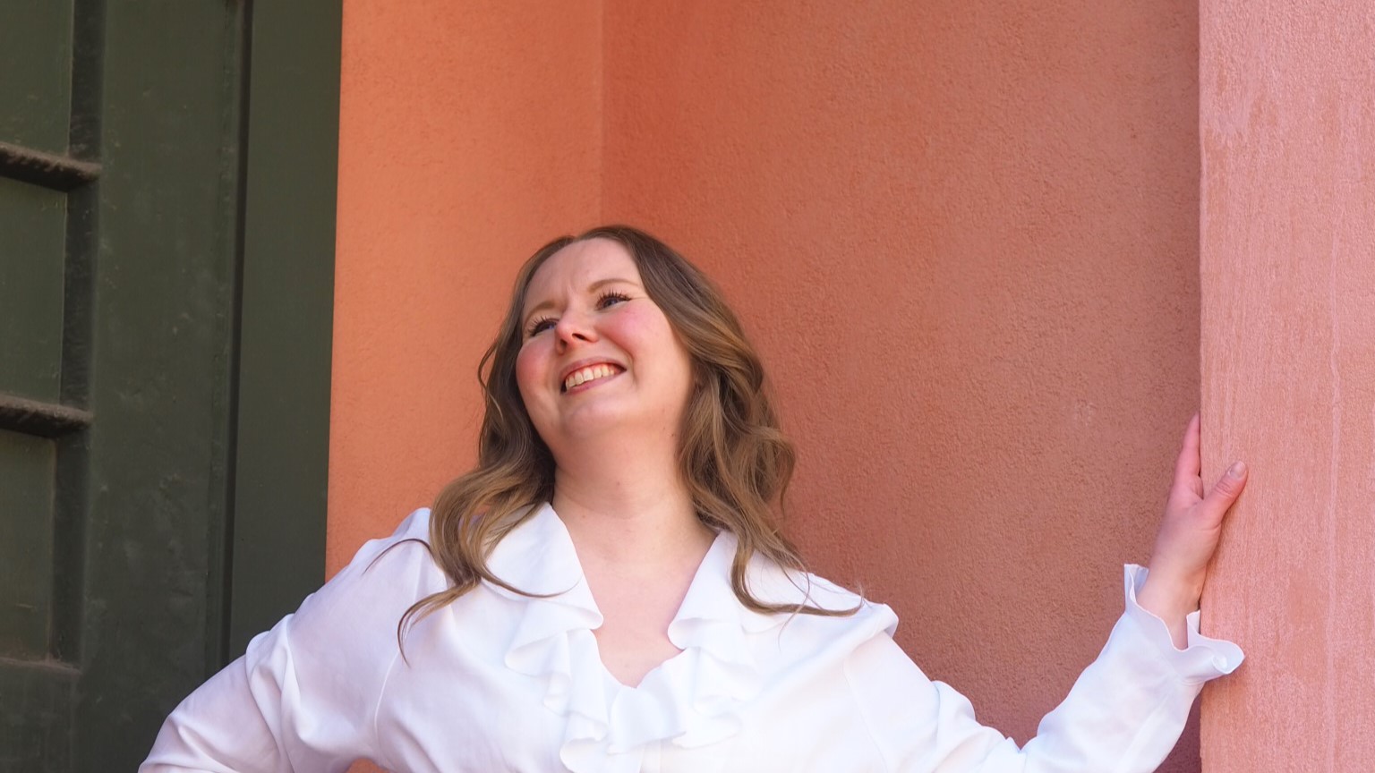 Vastuu omista toiveista ja tarpeista on itsellä, ei kumppanilla. Kuvassa iloinen nainen valkoisessa kauluspaidassa. Oivallus Akatemia, Hanna Poikkilehto