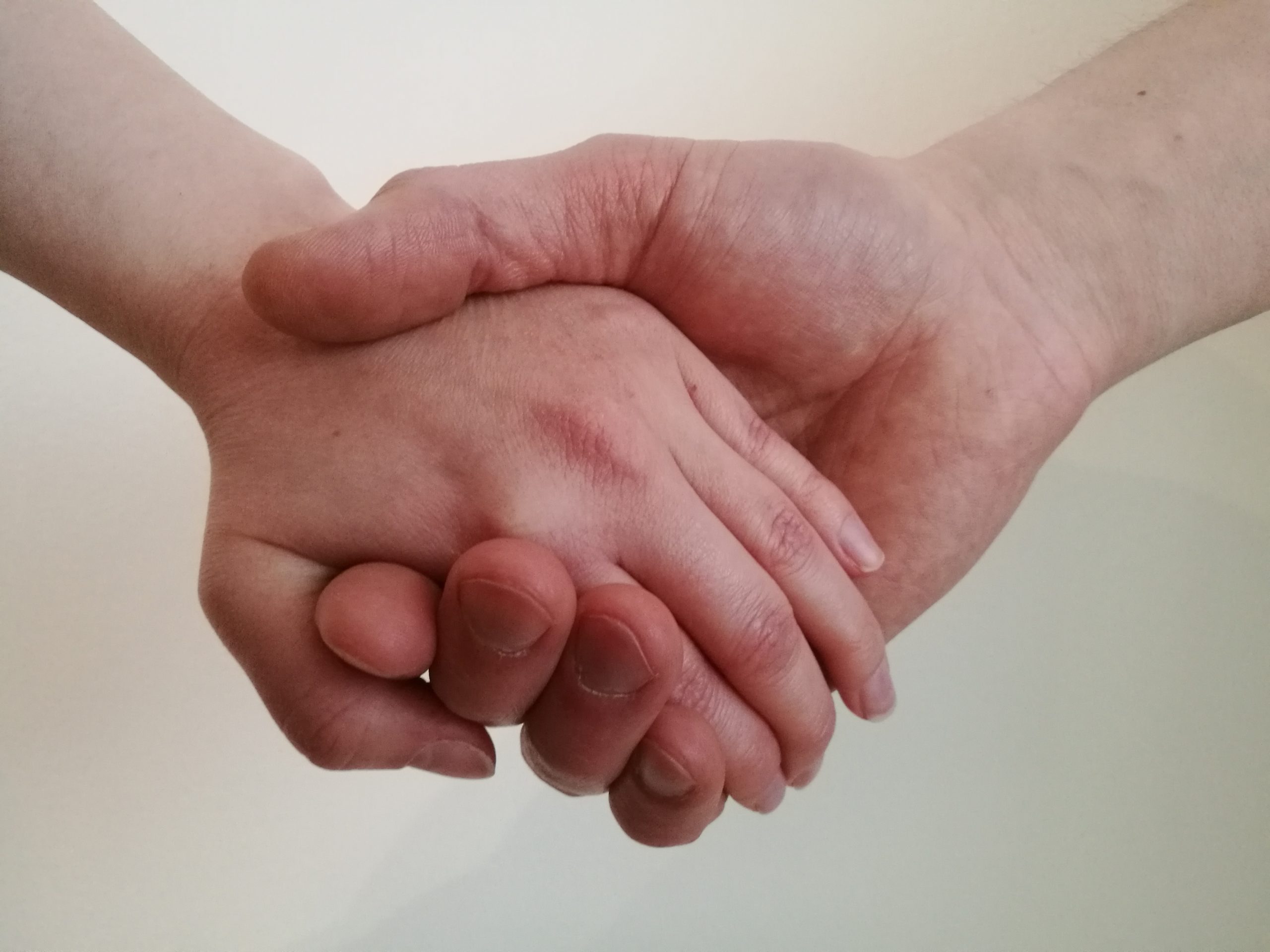 Oivallus Akatemia, Hanna Poikkilehto. Kosketus parisuhteessa. Kuvassa pariskunta käsi kädessä.