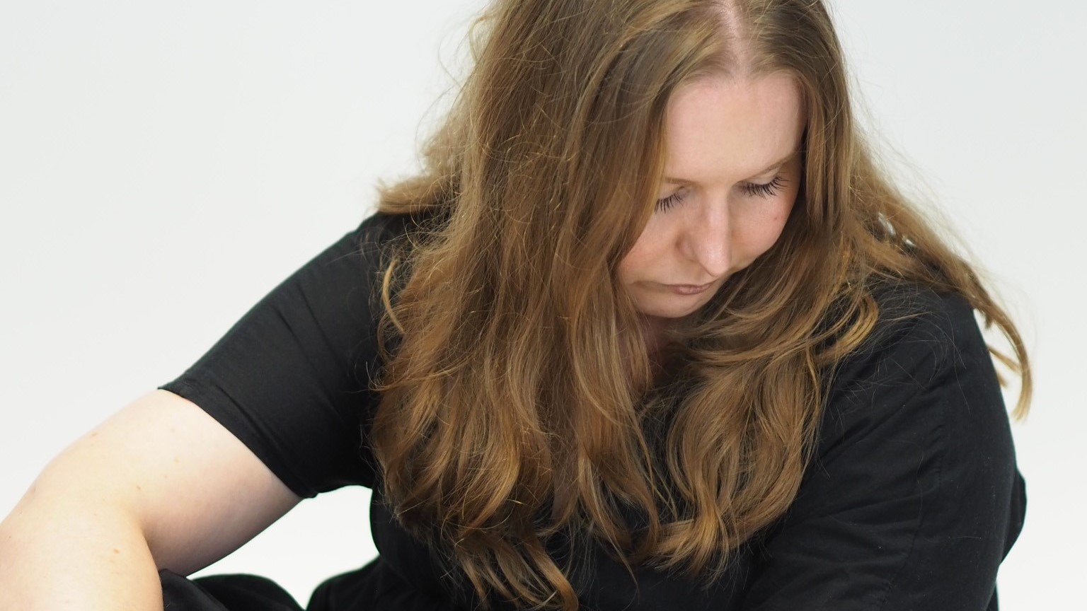 Kansikuva, petetyn toipumisen 5 askelta, nainen katsoo alaspäin