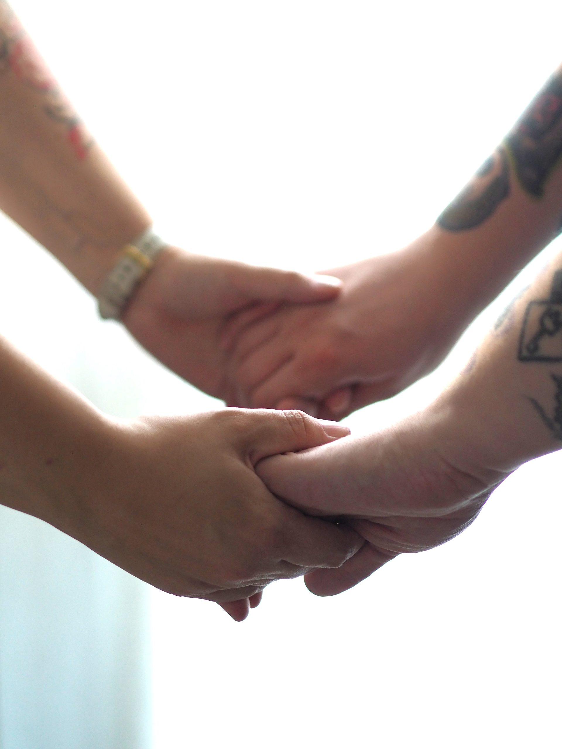 Hanna Poikkilehto, Oivallus Akatemia. Petetty tarvitsee turvaa, mutta saattaa alkaa kontroloida kumppania. Kuvassa Pariskunta käsi kädssä.