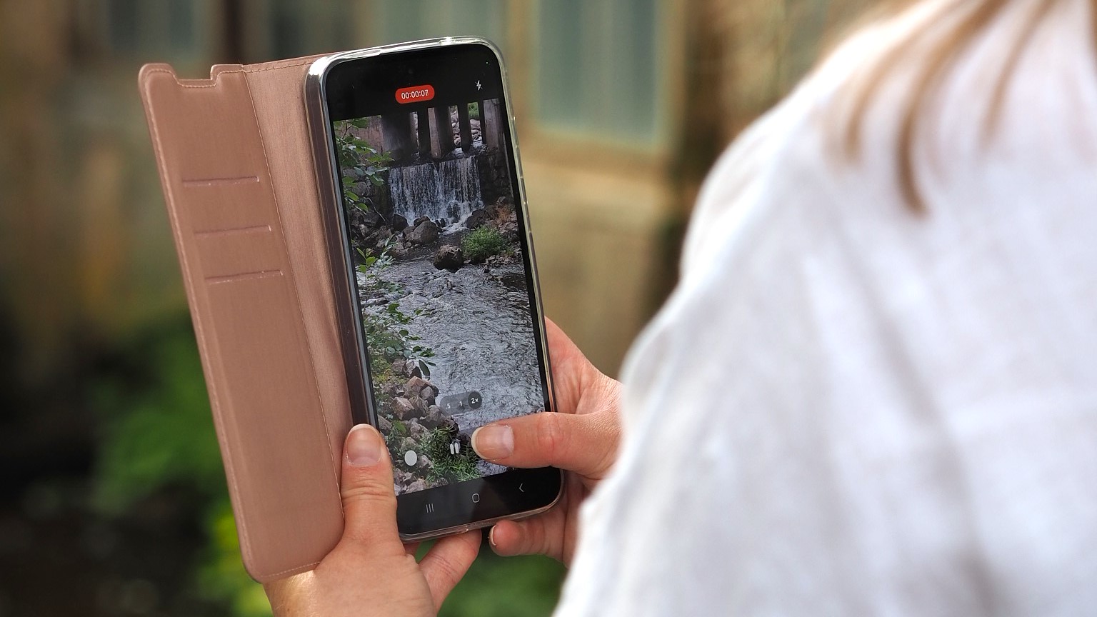 Liiallinen Sosiaalisen median ja kännykän käyttö haastaa parisuhteen hyvinvointia.